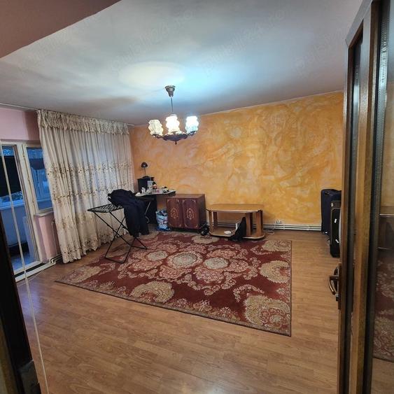 Apartament cu 3 camere decomandat în Buzaului