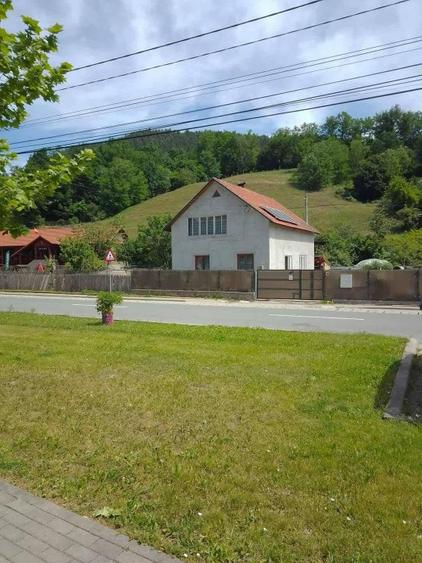 Casă individuală cu 3 camere cu Teren 400 Mp în Est