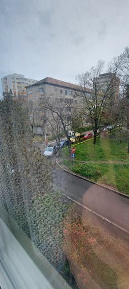 Apartament cu 4 camere semidecomandat în Circumvalațiunii