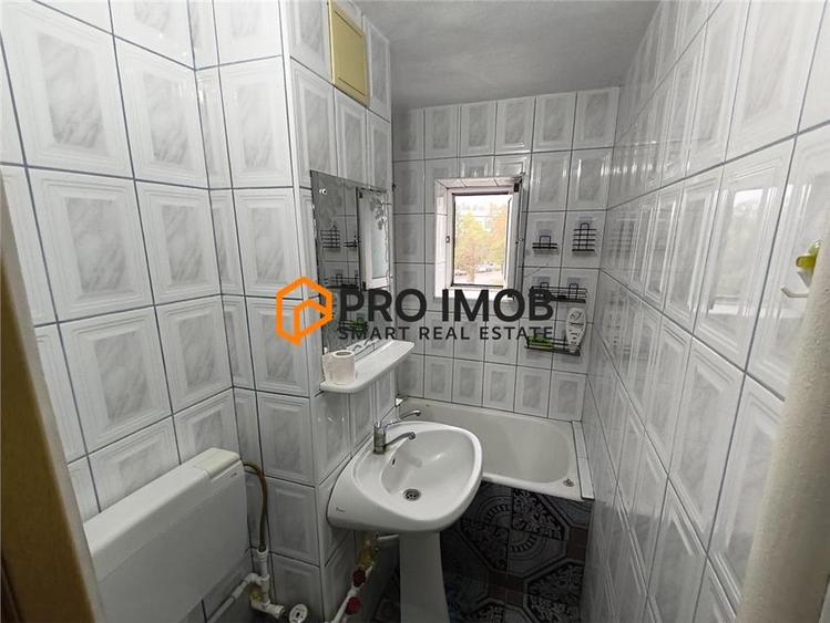 Apartament cu 3 camere semidecomandat, mobilat în 1 Decembrie