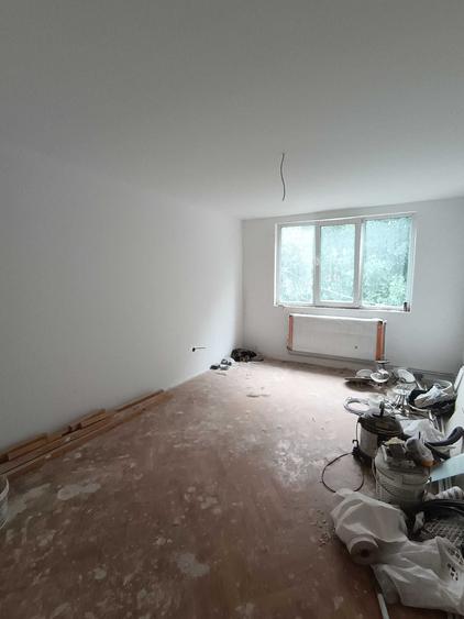 Apartament cu 3 camere decomandat în Sârbi