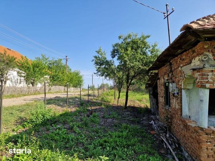 Teren de 2200 mp, în Milcoiu