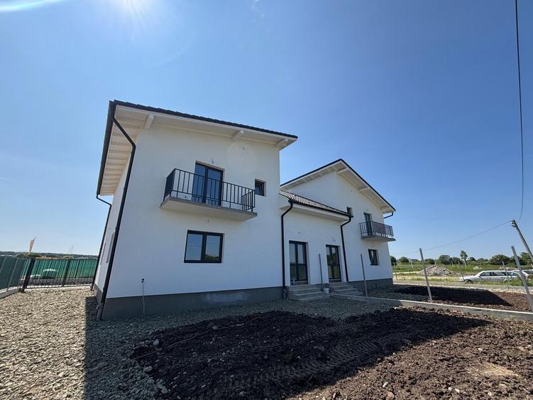 Duplex cu 4 camere cu Canalizare în Mohu
