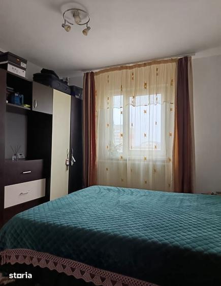 Apartament cu 3 camere semidecomandat în Calea București
