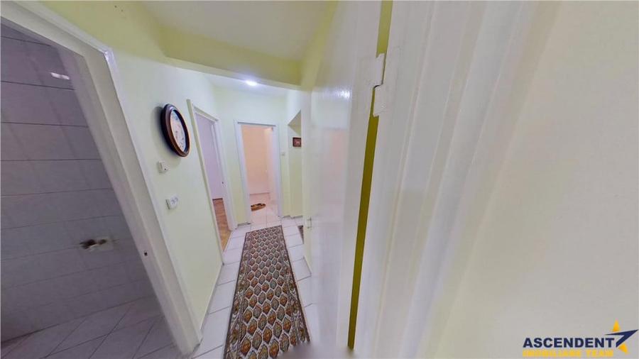 Apartament cu 3 camere decomandat în Calea București