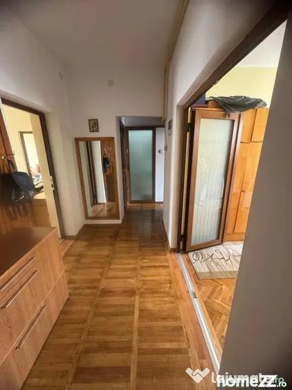 Apartament cu 3 camere semidecomandat în Peninsula