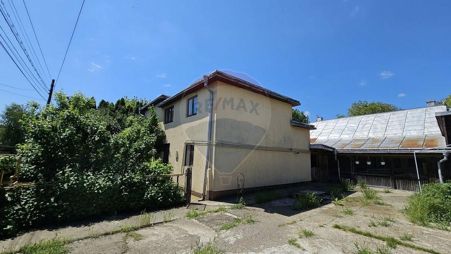 Casă individuală cu 4 camere cu Teren 680 Mp în Central