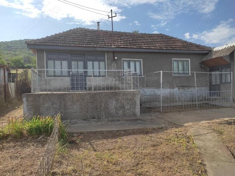 Casă cu 4 camere cu Teren 2200 Mp în Babadag