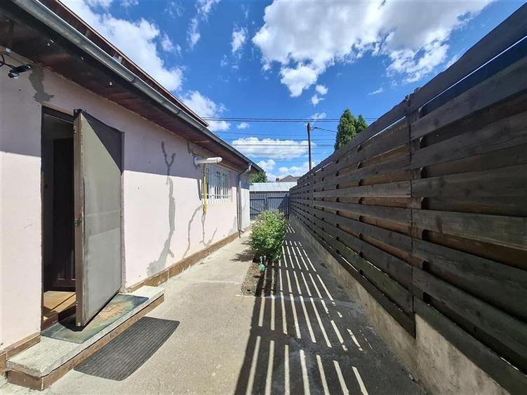 Casă individuală cu 2 camere cu Canalizare în Vest