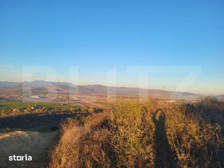 Teren de 16700 mp, în 700