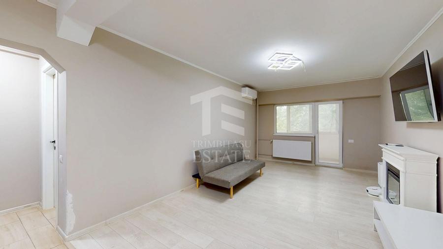 Apartament cu 3 camere decomandat, mobilat în Tei