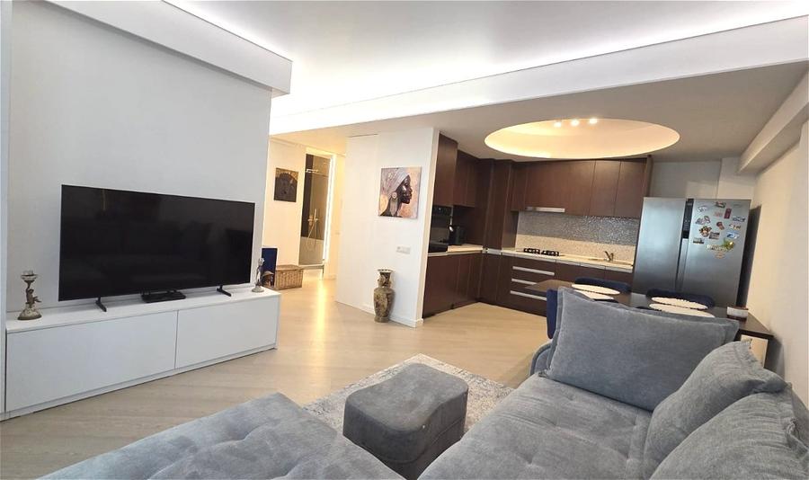 Apartament cu 3 camere semidecomandat, mobilat în Pipera