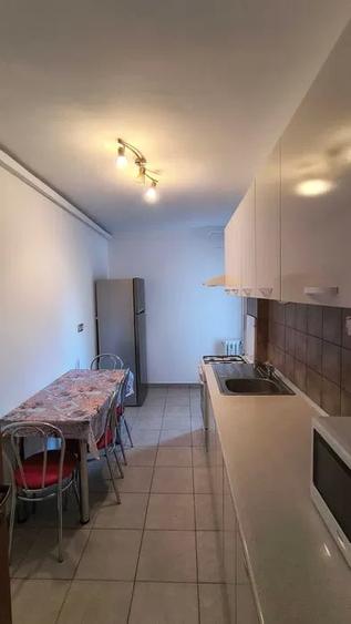 Apartament cu 3 camere decomandat, mobilat în Victoriei