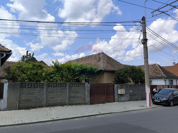 Casă cu 2 camere cu Canalizare în Central
