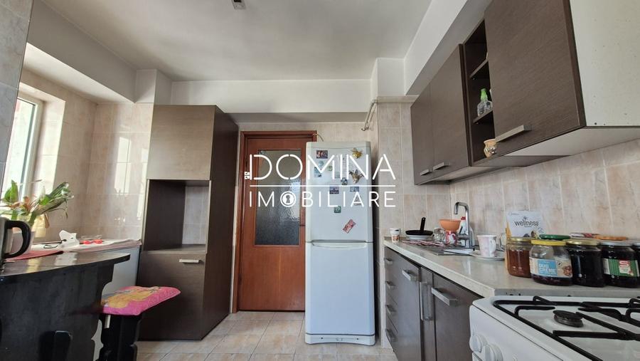 Apartament cu 3 camere decomandat, mobilat în Central
