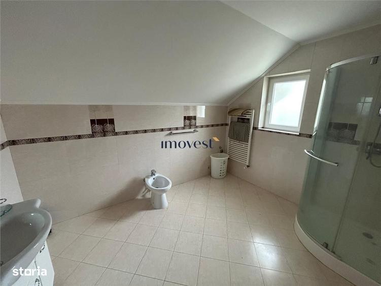 Casă cu 4 camere în Orașu Nou