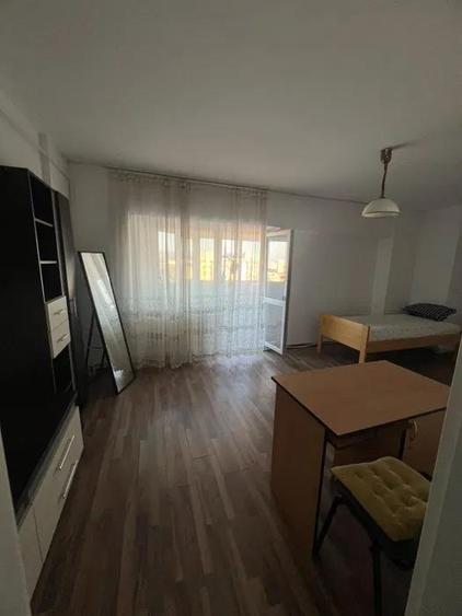 Garsonieră decomandată, mobilată în Nicolina