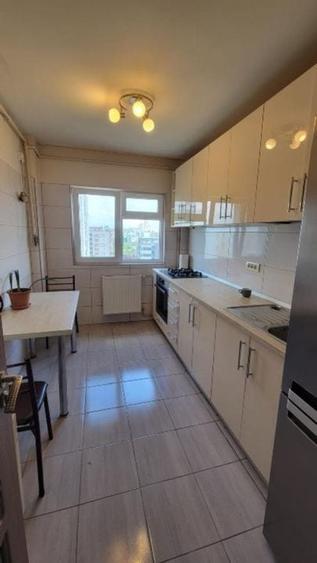 Apartament cu 3 camere semidecomandat, mobilat în 13 Septembrie