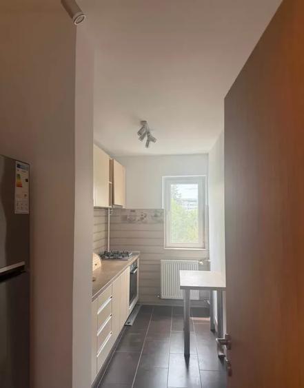 apartament cu doua camere, decomandat, cu acces facil la metrou Favorit - 3