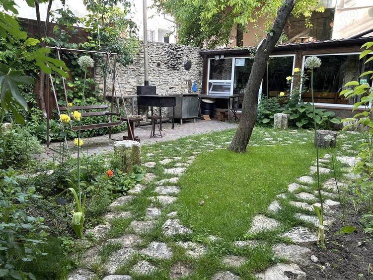 Casă cu 6 camere în Central