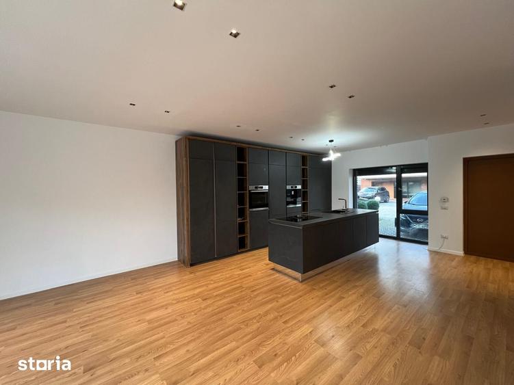Casă cu 5 camere cu Teren 100 Mp în Central