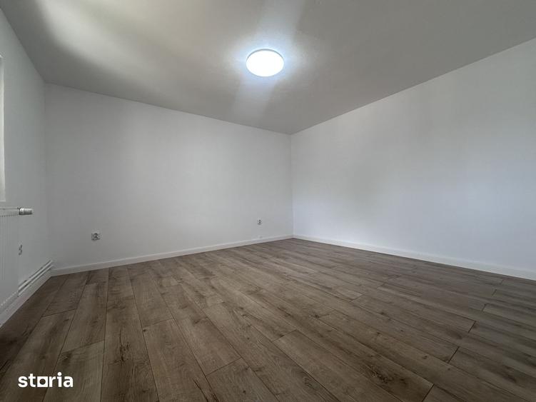 Casă cu 6 camere cu Teren 1532 Mp în Gura Vadului