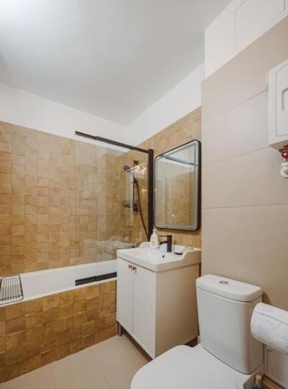 Apartament cu 3 camere semidecomandat, mobilat în Costin Georgian