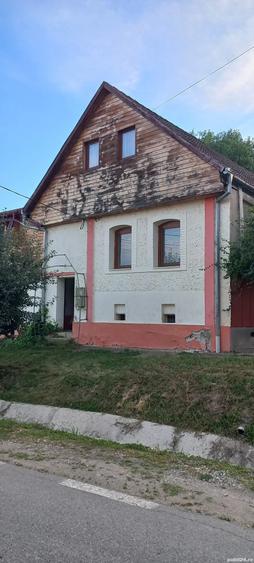 Casă cu 6 camere cu Teren 1400 Mp în Bazna