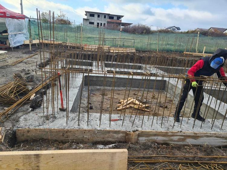 Casă cu 4 camere în Valea Adâncă