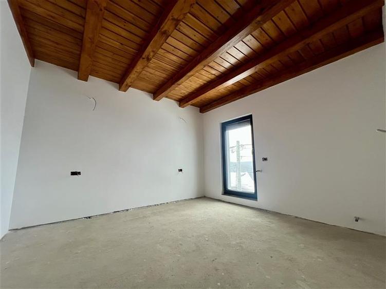 Casă individuală cu 6 camere cu Garaj în Valea Adâncă