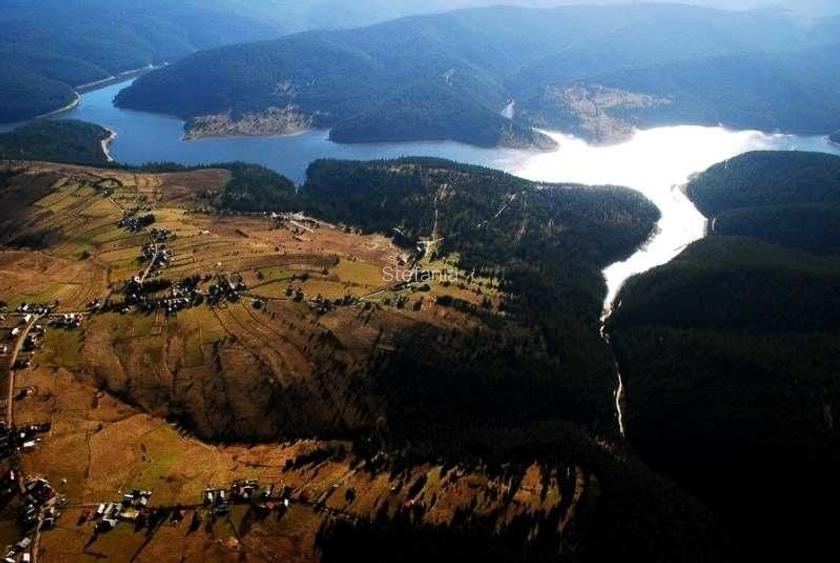 Teren Intravalian langa lac