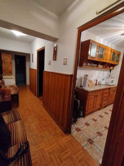 Apartament cu 3 camere semidecomandat în Central