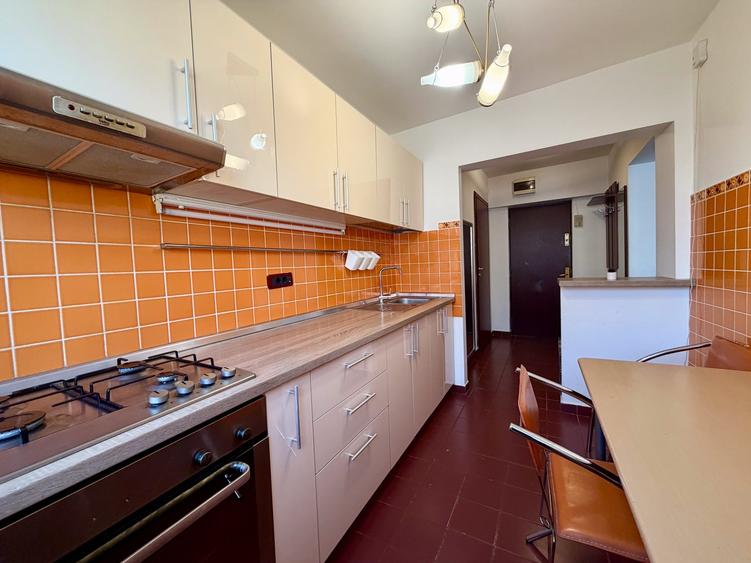 Apartament cu 3 camere semidecomandat, mobilat în Dristor