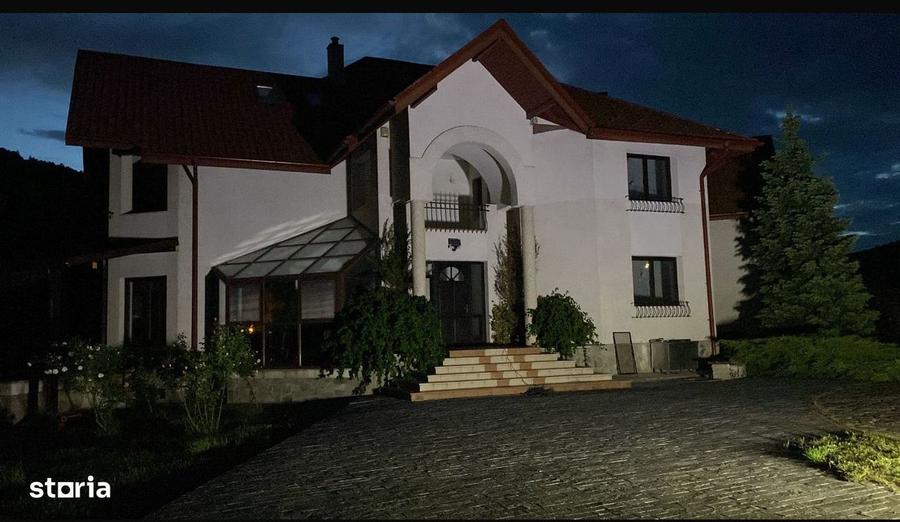 Casă cu 4 camere cu Teren 8000 Mp în Central