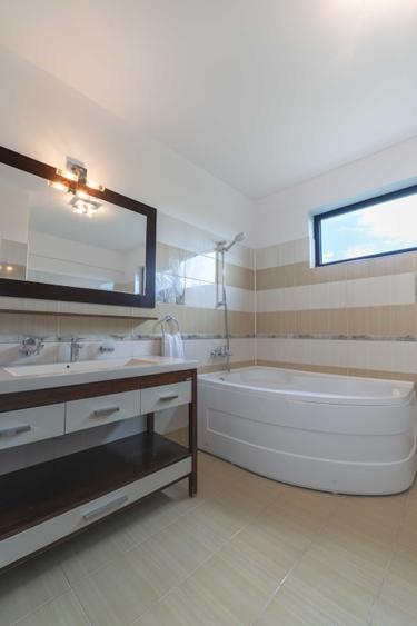 Casă cu 4 camere cu Teren 550 Mp în Lazu
