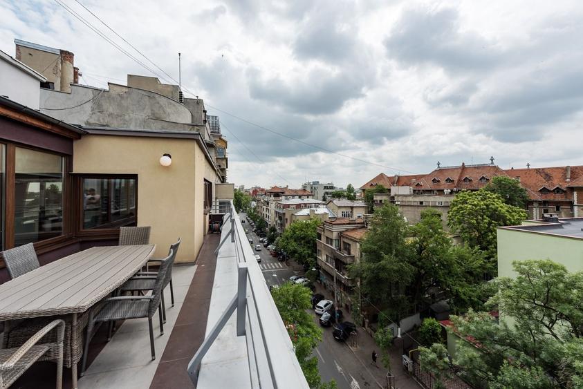 Apartament cu 3 camere, mobilat în P-ța Romană