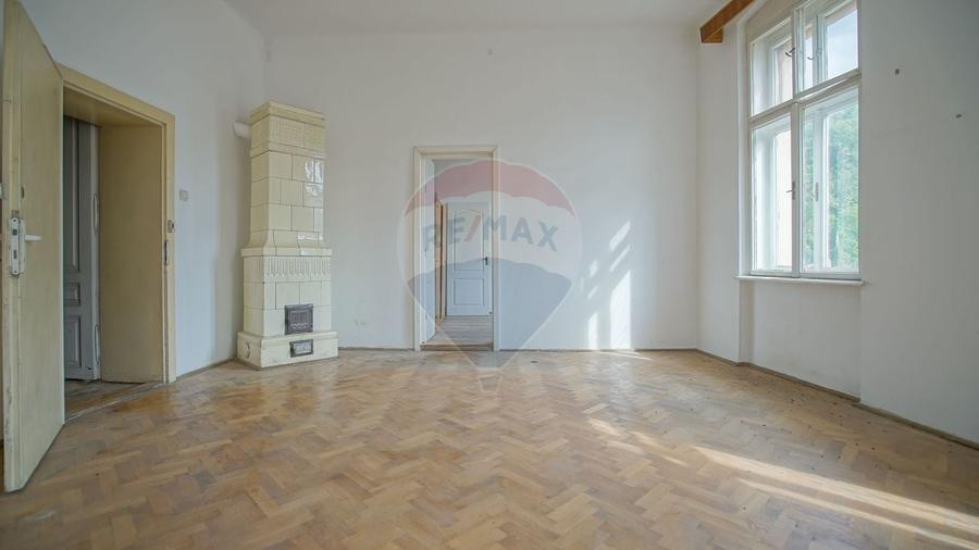 Casă individuală cu 12 camere cu Teren 1048 Mp în Brașovul Vechi