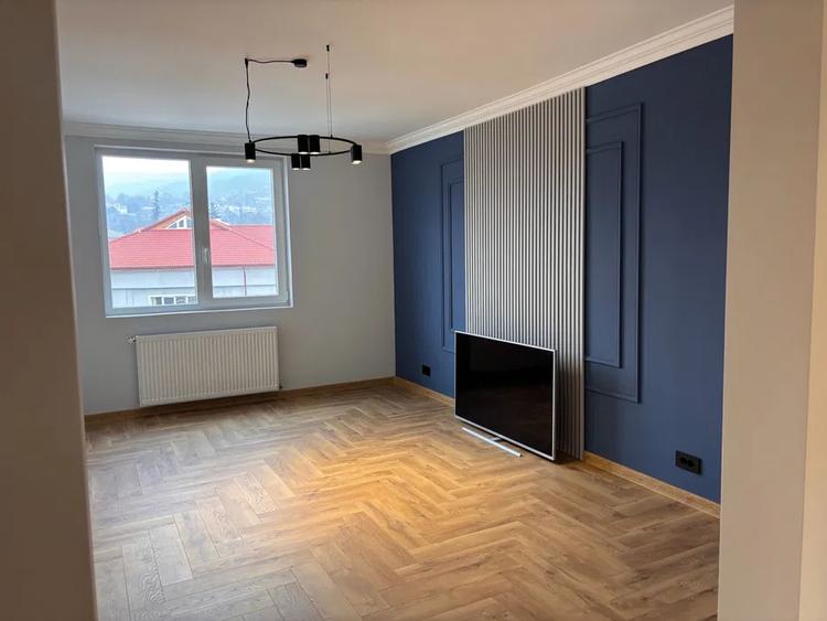 Apartament cu 3 camere decomandat, mobilat în Precista