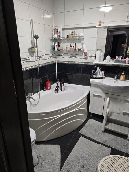 Apartament cu 3 camere semidecomandat în Dristor