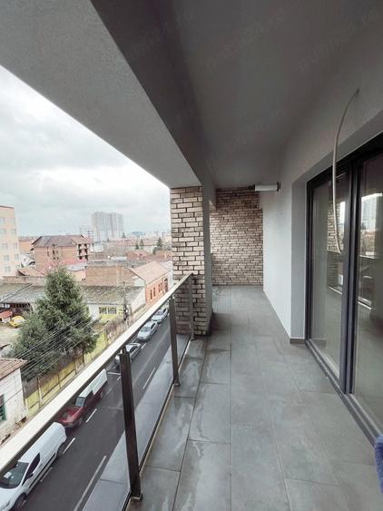 Apartament cu 3 camere semidecomandat în Semicentral
