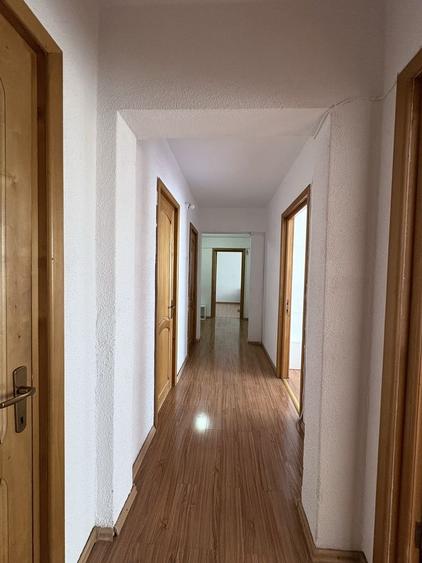 Apartament cu 3 camere decomandat în Micro 6