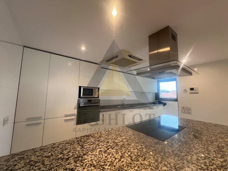 Apartament cu 4 camere semidecomandat în Kiseleff