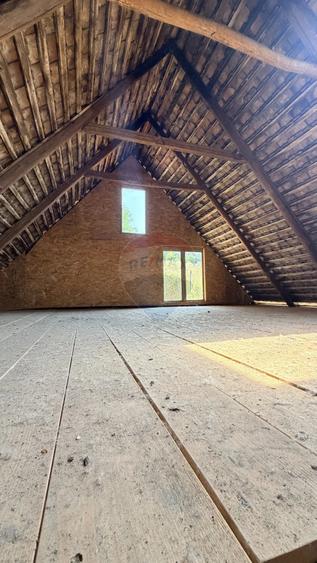 Casă cu 5 camere cu Teren 1400 Mp în Vale