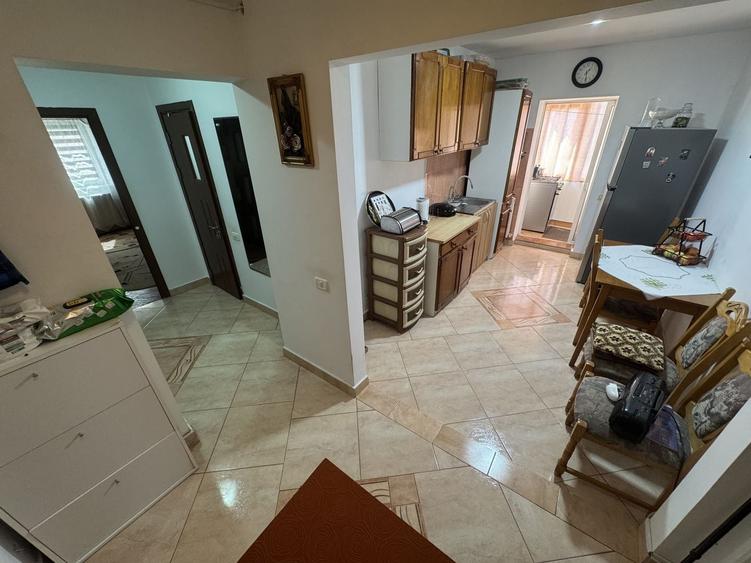 Apartament cu 3 camere decomandat, mobilat în Delfinariu