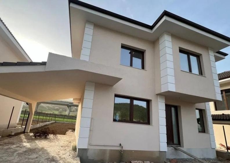 Casă individuală cu 4 camere cu Canalizare în Luna de Sus
