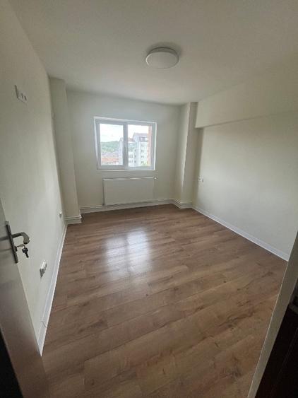 Apartament cu 4 camere semidecomandat în Independenței