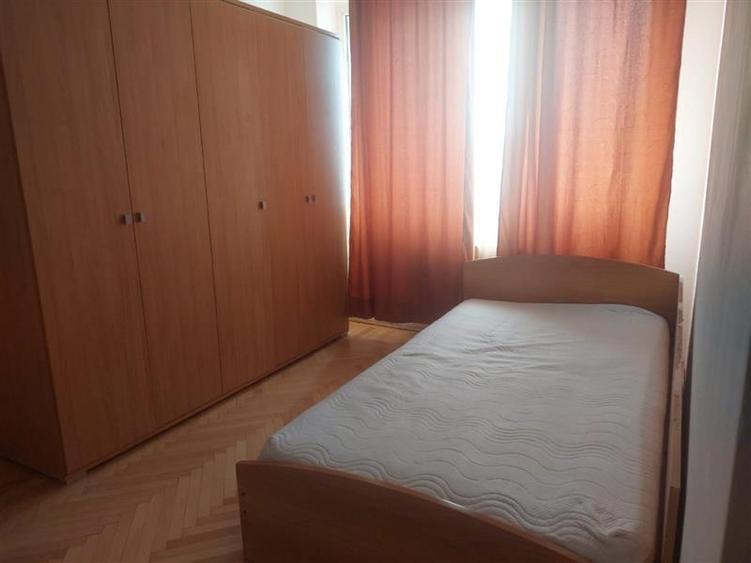Apartament cu 3 camere semidecomandat, mobilat în Central