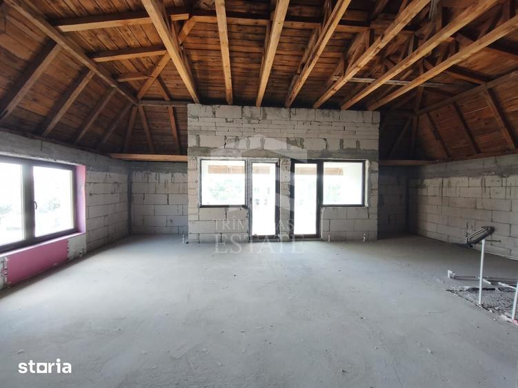Casă cu 10 camere cu Teren 480 Mp în Lumina