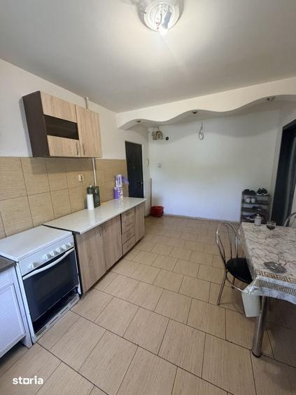 Apartament cu 2 camere semidecomandat în Craiovița Nouă