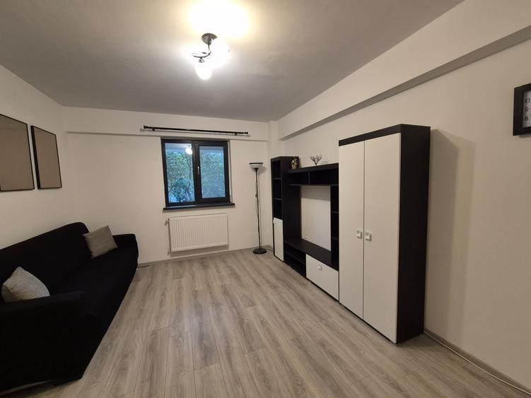 Garsonieră decomandată în Valea Adâncă